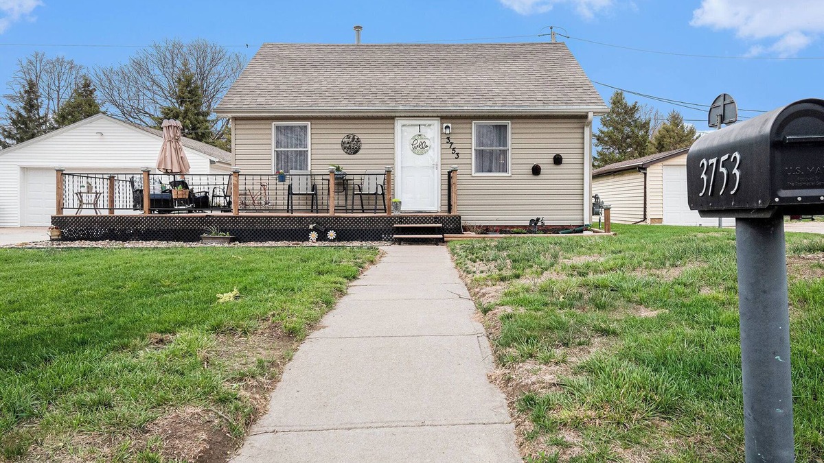 Council Bluffs House | Charming 2-bedroom bungalow in lovely West Council Bluffs with WiFi, AC