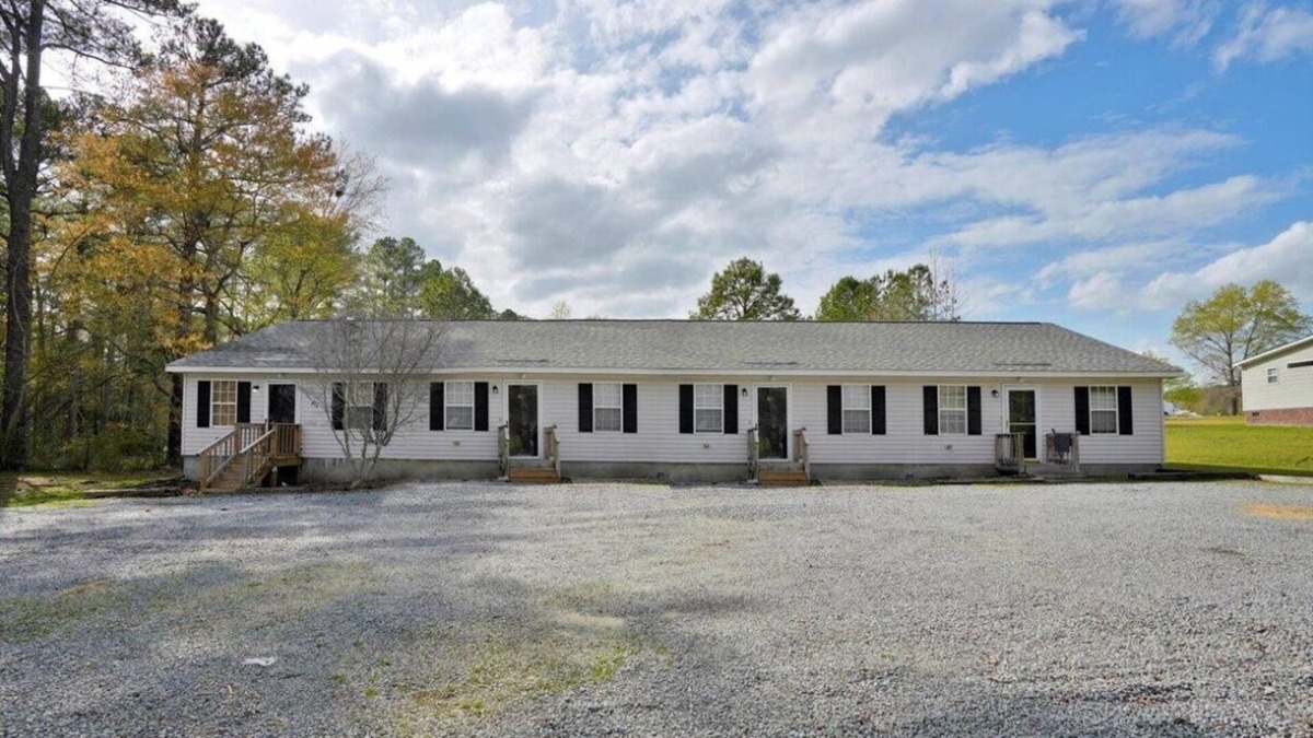 Roanoke Rapids Apartment | Charming 2-bedroom apartment near Lake Gaston and Roanoke Rapids Lake, shopping