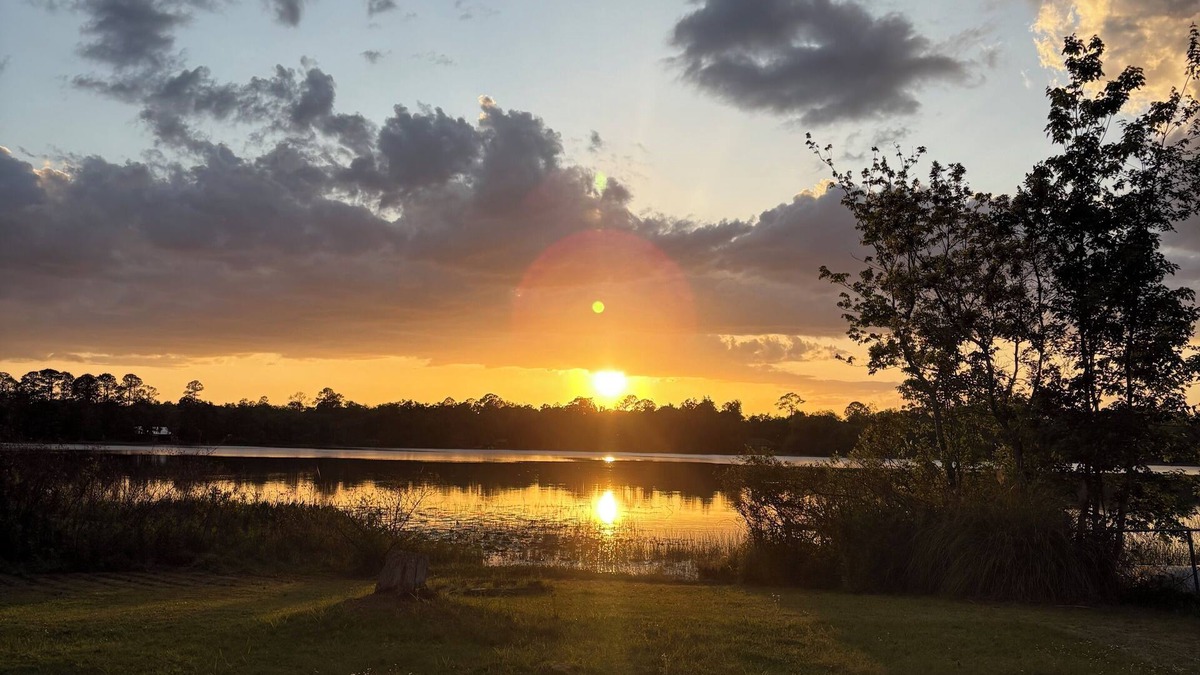 Silver Springs House | Charming 2-bedroom, 1-bath lakefront house in the Ocala National Forest