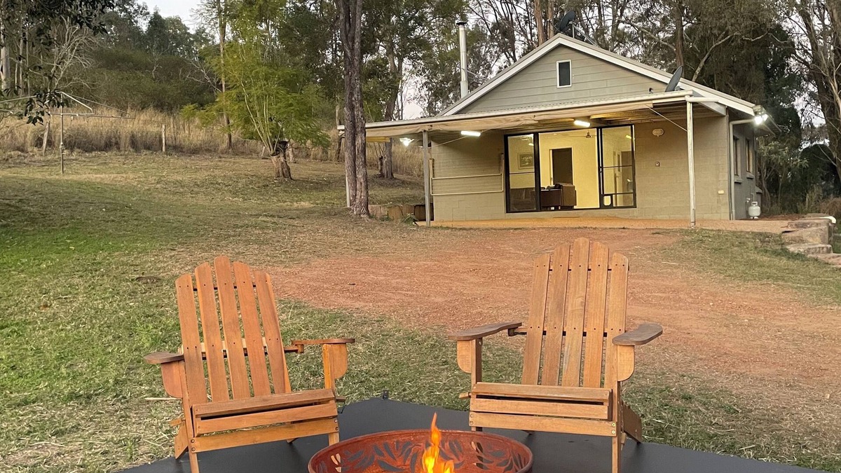 Murphys Creek Cottage | Charming 2-bedroom farm stay cottage in Murphys Creek