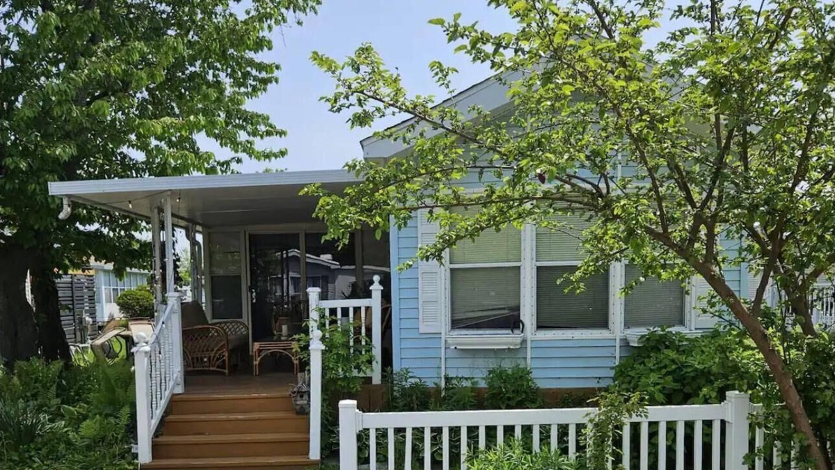 Sherkston Cabin | Charming 2-bedroom cabin with WiFi and AC in delightful Port Colborne