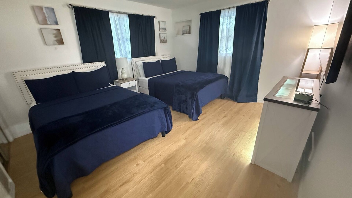 Pine Ridge House | Charming 2-bedroom house with WiFi, AC in superb Beverly Hills