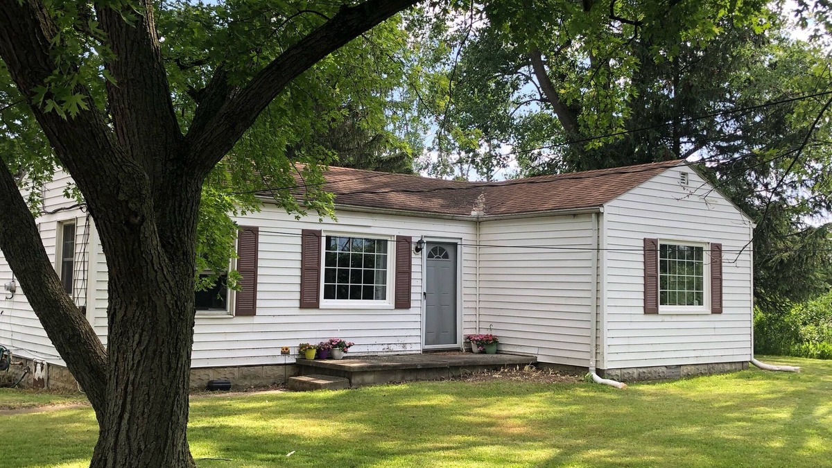 Bowling Green House | Charming 2-bedroom house just outside Bowling Green with optional Spa services