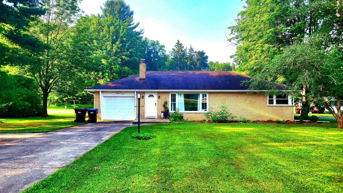 Conneaut Lake House | Charming 2-bedroom house in serene Conneaut Lake with AC, WiFi, large backyard