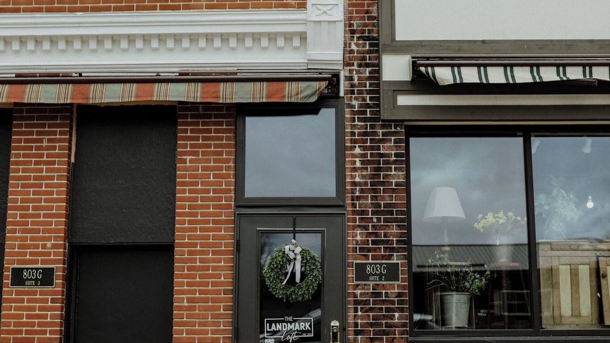 Grundy Center Apartment | Charming 2-bedroom apartment in awesome Downtown Grundy Center