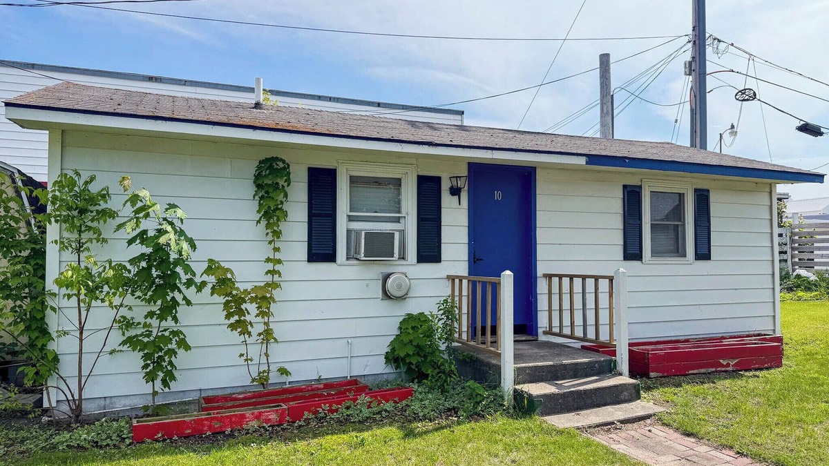 Mackinaw City Cottage | Charming 2-bedroom pet friendly cottage, right by ferry in Mackinaw City.