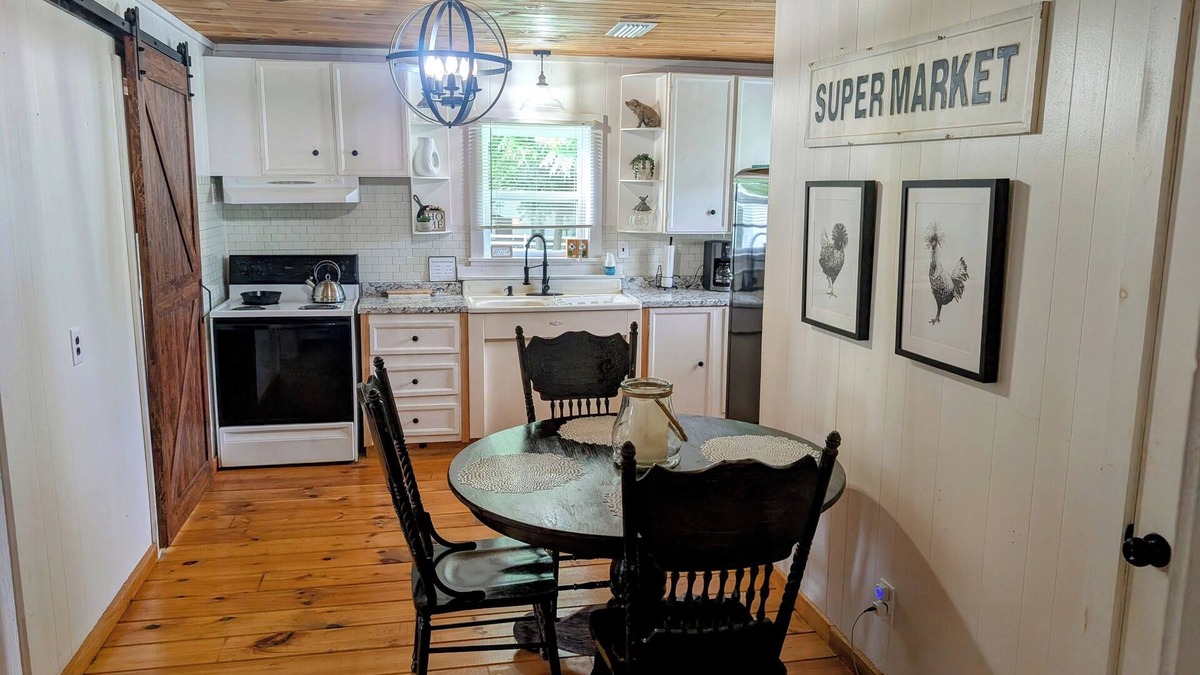 Mountain View House | Charming 2-bedroom house with AC, WiFi; Blue Roof on Jackson Street