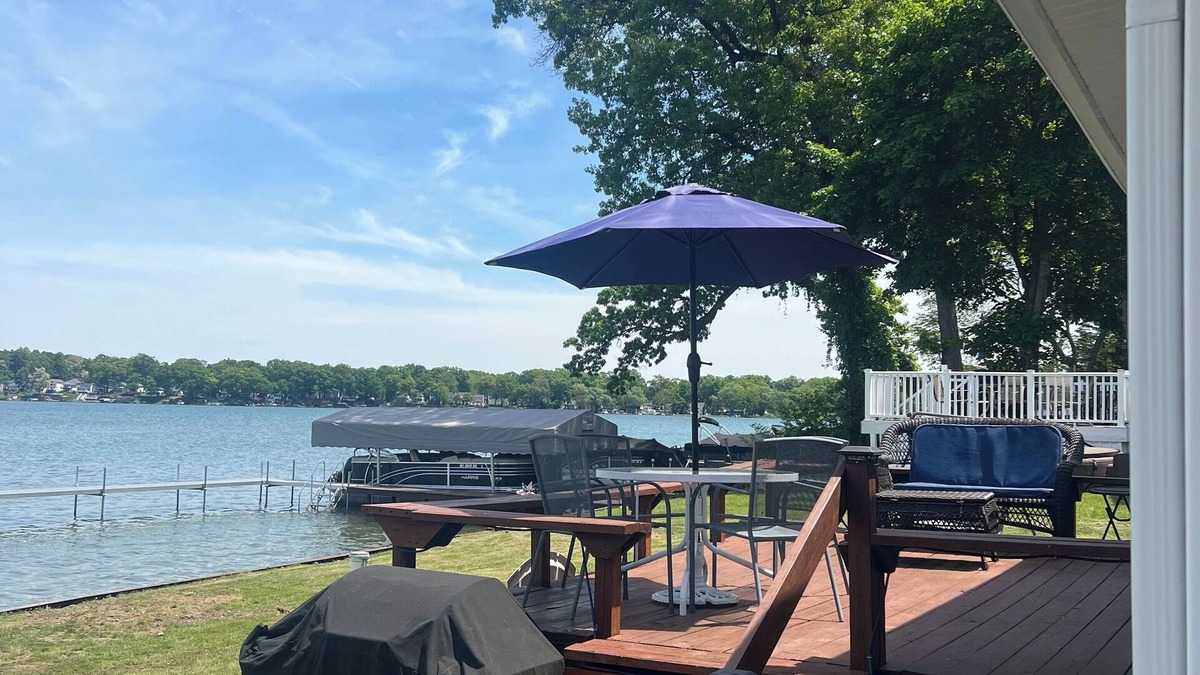 Pleasant Lake Cottage | Charming 2-bedroom cottage with AC, WiFi on Pleasant Lake