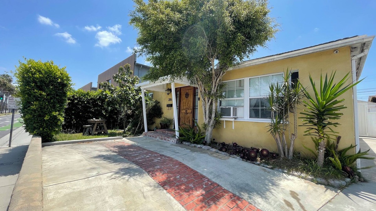 North Redondo House | Charming 2-bedroom house, 1.7miles from Manhattan beach pier with WiFi, AC