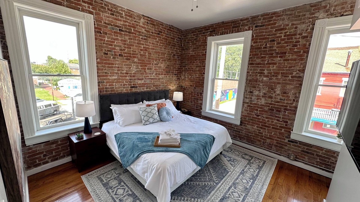St. Charles Historic District Apartment | Charming 2-Bedroom Apartment in Historic Frenchtown with Modern Amenities