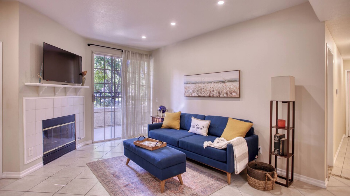 Valencia Condo | Charming 2-bedroom Condo in the Heart of Santa Clarita with Laundry, Smart TV