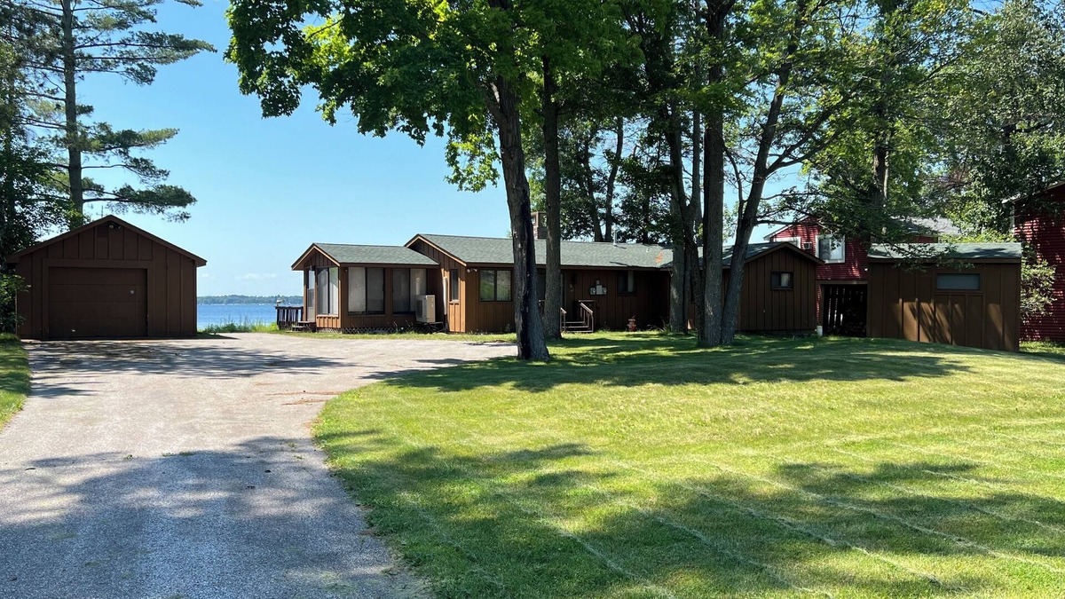 Sturgeon Lake Cabin | Charming 2-bedroom cabin in serene Sturgeon Lake with AC