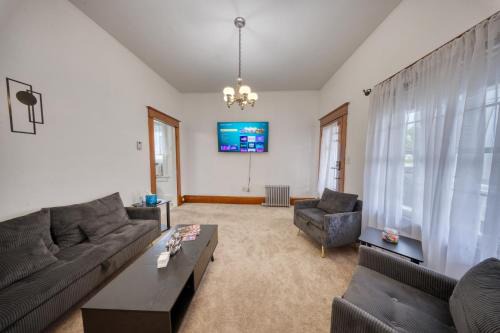Carbondale Apartment | Charming 2-Bedroom, 1-Bath Getaway