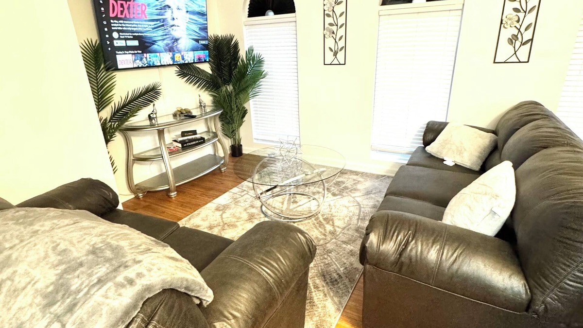 Crosstown Apartment | Charming 2-bedroom 1 bath apartment , WiFi in delightful downtown Memphis