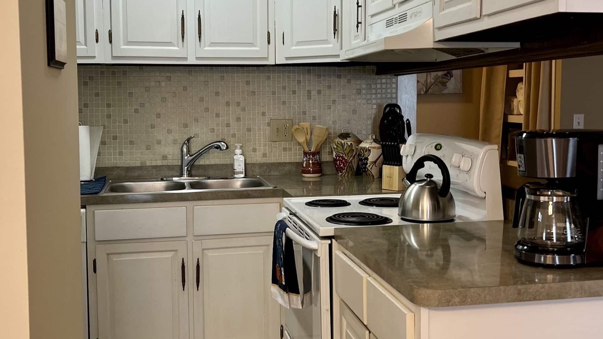 Mentor House | Charming 2 Bedroom 1 Bath First Floor Ranch Condo