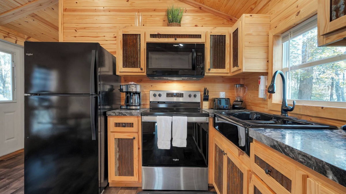 Jamestown Cabin | Charming 2 Bedroom 1 Bath Small Cabin located at Lake Cumberland. #403