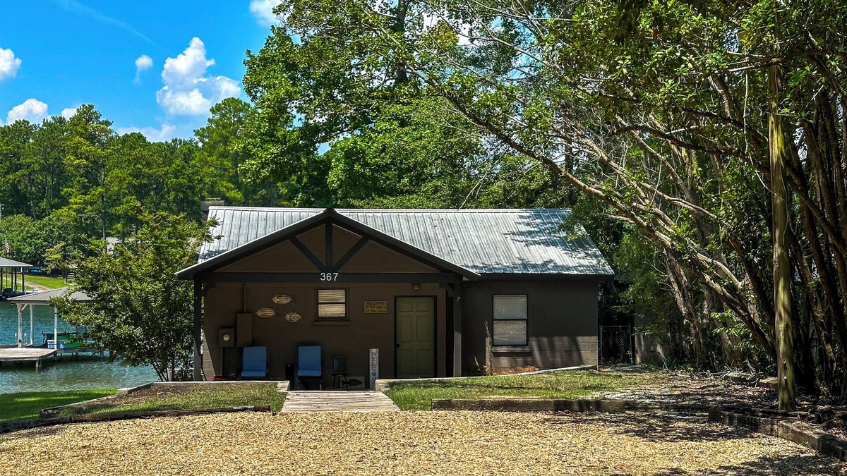 Eclectic House | Charming 2-bedroom 2 bath house on beautiful Lake Martin. Quiet and peaceful.