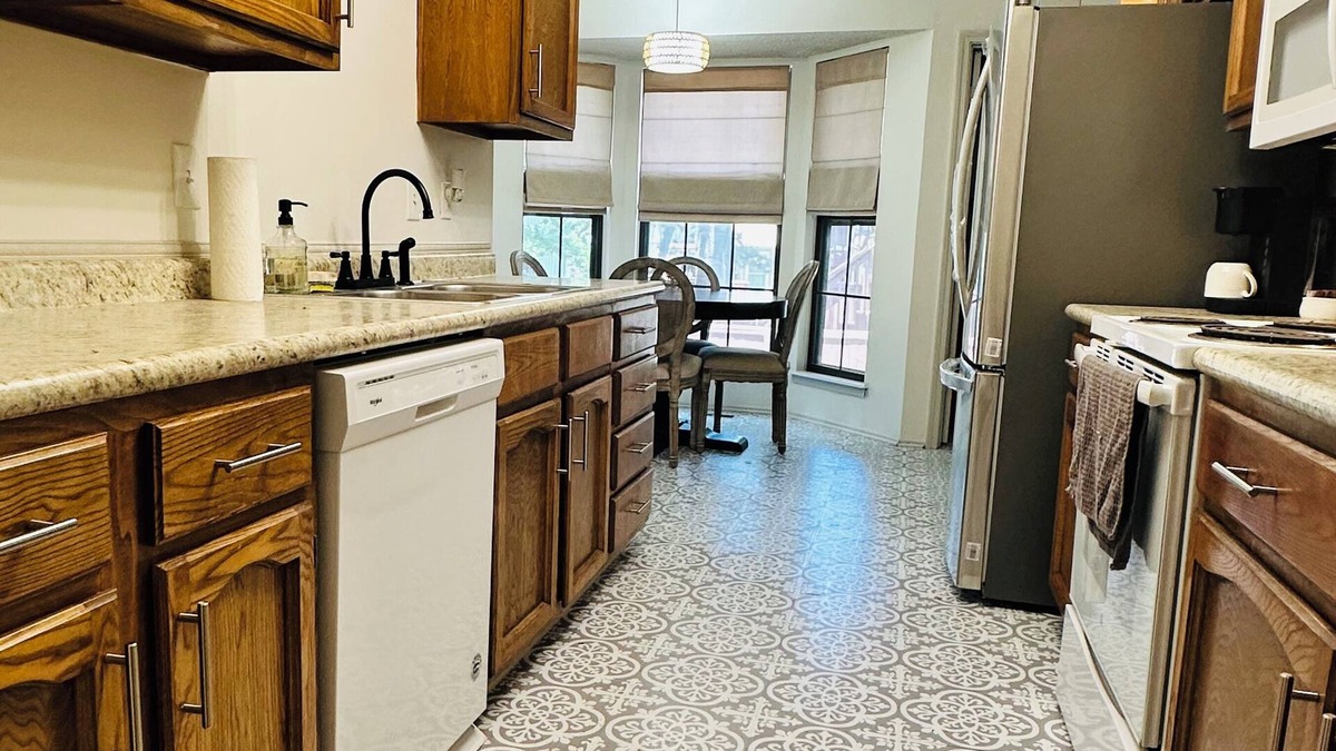 Lenexa Cottage | Charming 2-bedroom 2-bath cottage with AC, WiFi in fabulous Lenexa