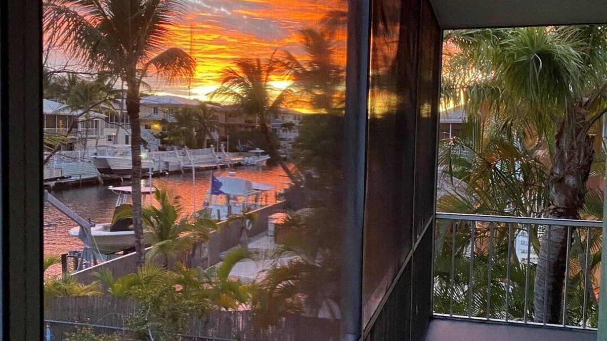 Key Largo House | Charming 2 Bedroom, 2 Bathroom + Loft Canal-Front Oasis with Golf Cart
