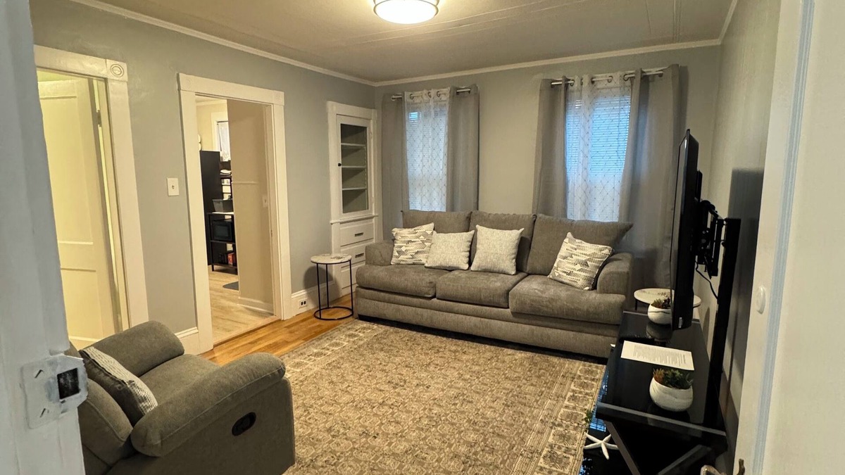 Manchester Apartment | Charming 2-bedroom 2nd Fl apt in Manchester. Walking distance to restaurants