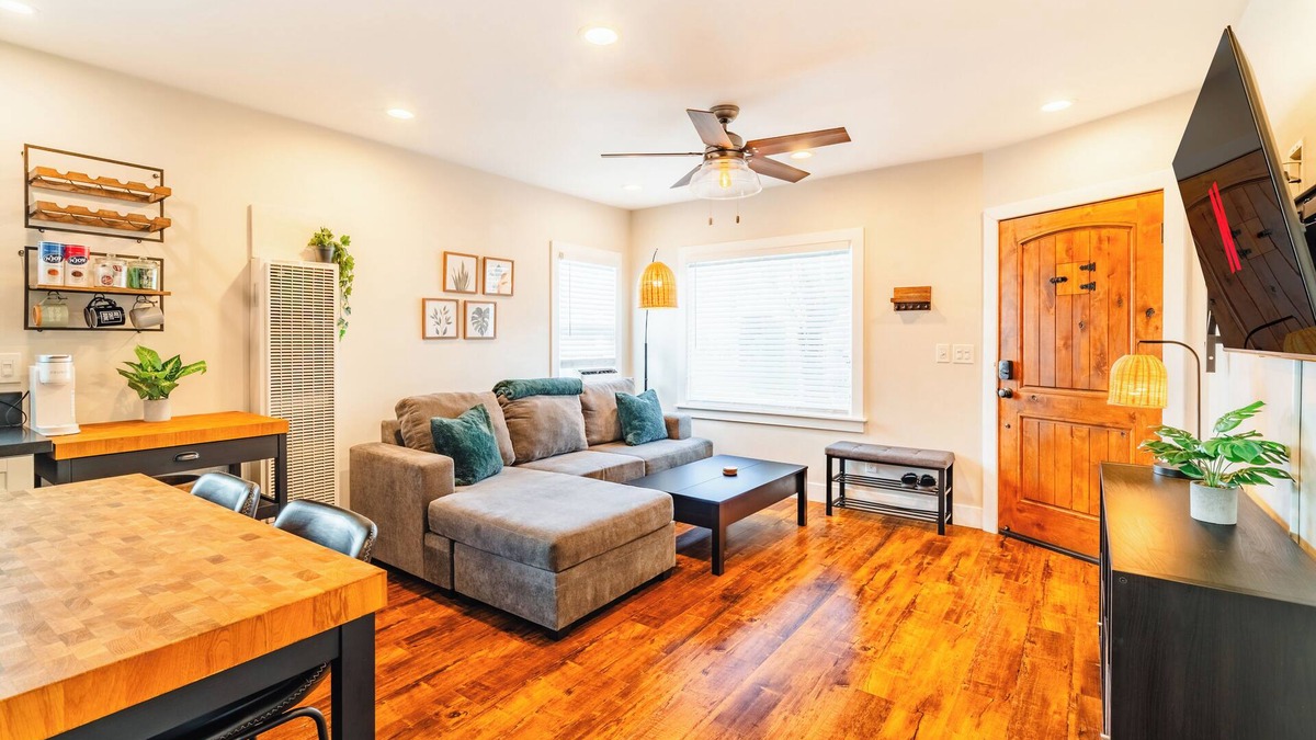 Alamitos Beach Apartment | Charming 2-Bedroom apartment/10-min walk to the Beach/Parking Stall/AC