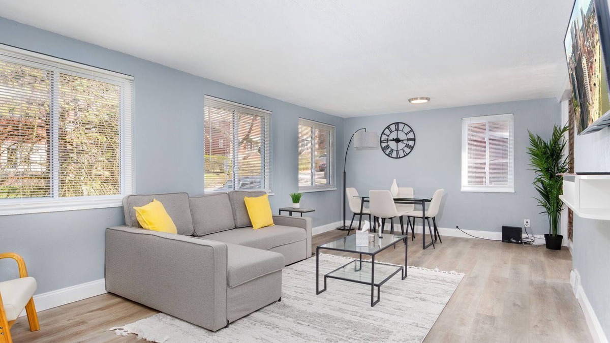 Pittsburgh Apartment | Charming 2-bedroom apartment with Parking & WiFi in peaceful Pittsburgh