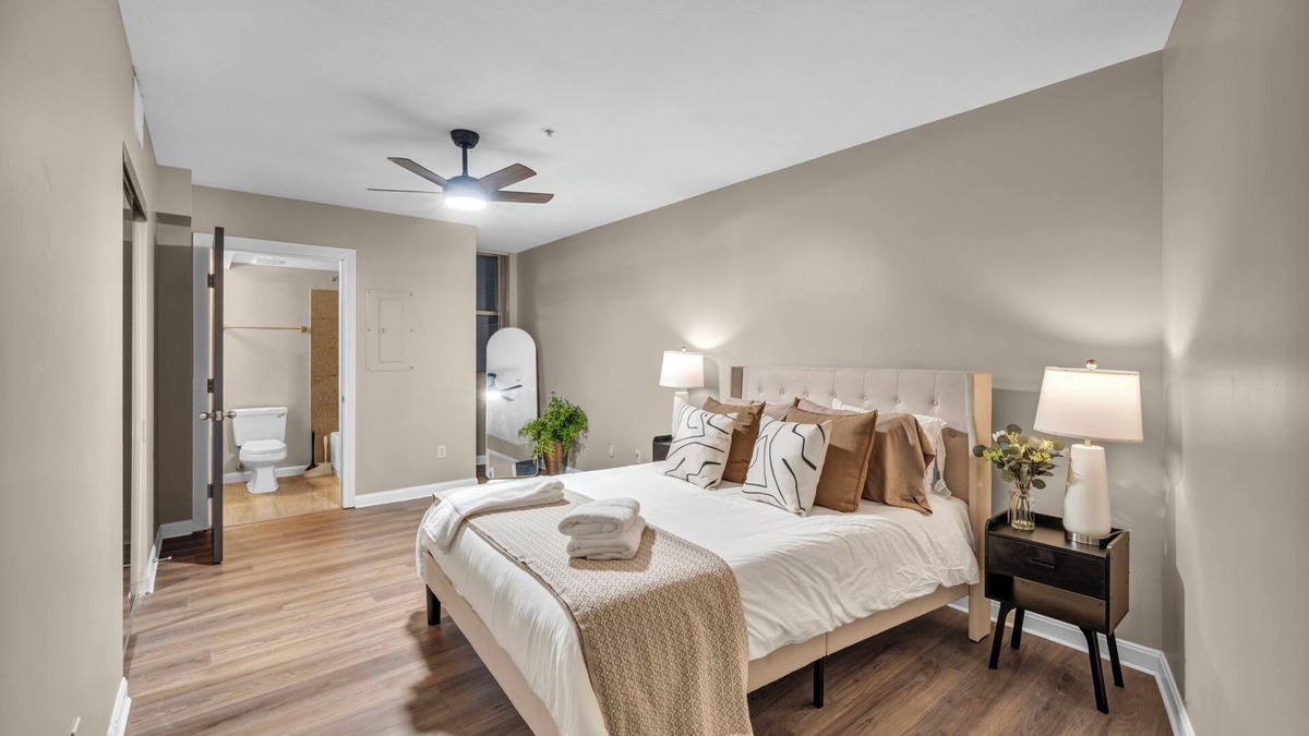 Ohio City Apartment | Charming 2-bedroom apartment, City-Life, Free Parking, 24/7 Hour Gym