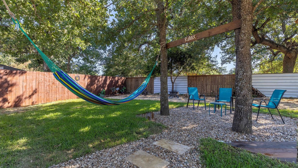 Garfield Apartment | Charming 2-bedroom apartment with WiFi, AC in awesome Del Valle 3 parking lot
