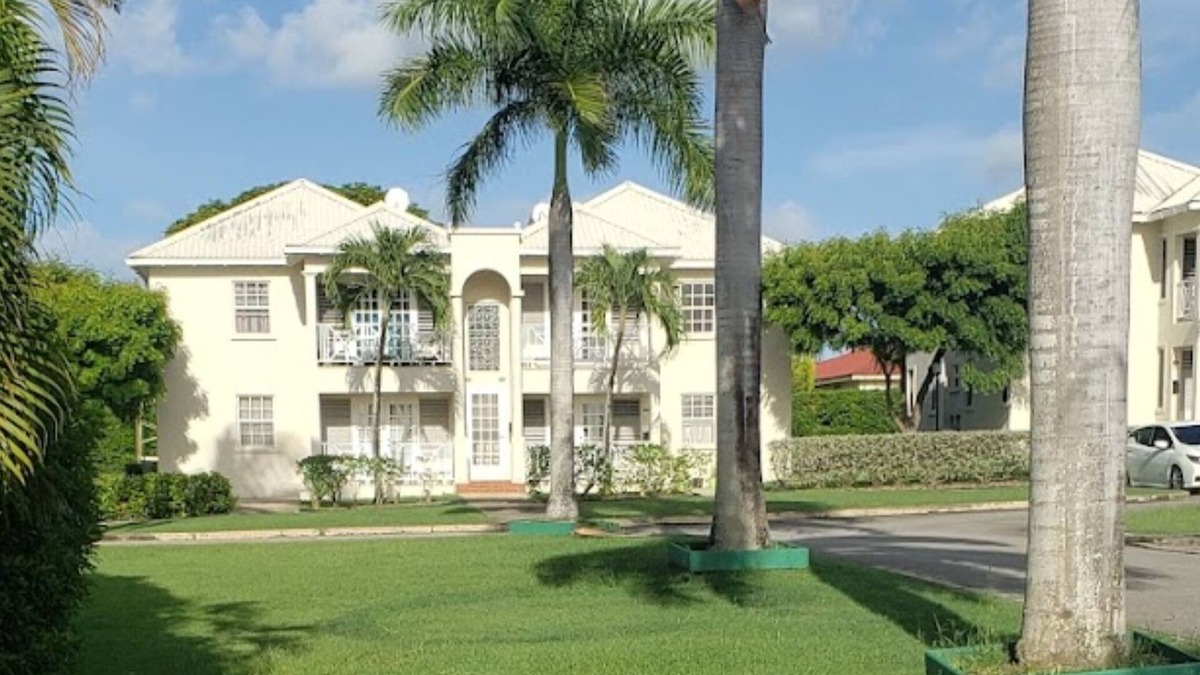 Paynes Bay Apartment | Charming 2-bedroom apartment in gated community