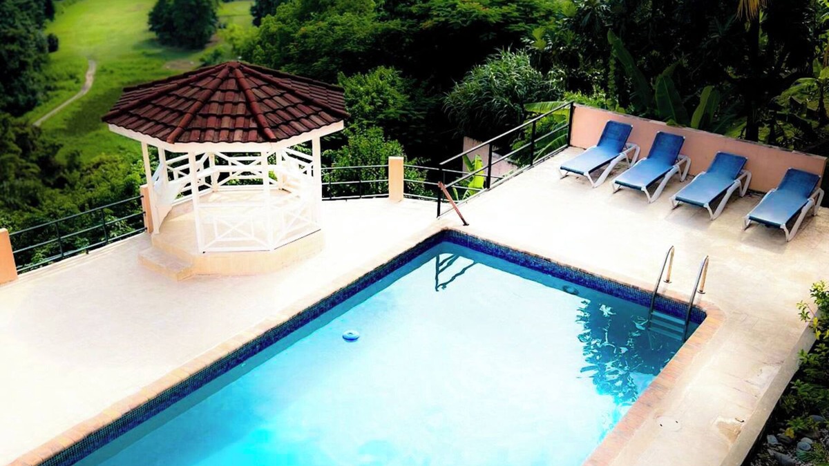 Norbrook Apartment | Charming 2-bedroom apartment on the hills in Kingston with AC, WiFi,scenic views