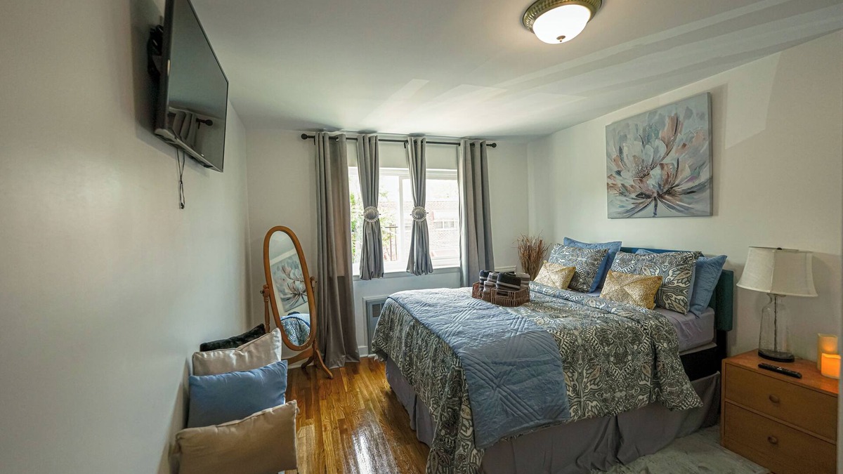 Canarsie Apartment | Charming 2-bedroom apartment with WiFi, AC in wonderful Brooklyn