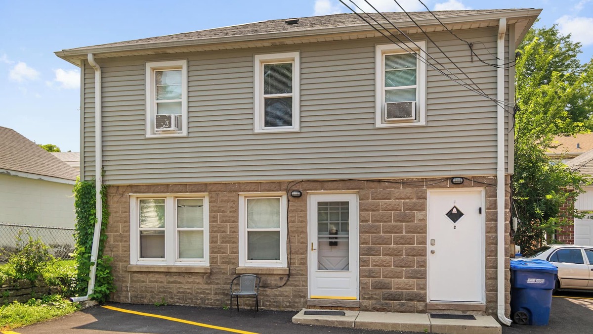 Highwood Apartment | Charming 2-bedroom apartment in delightful Highwood 2 minutes to Train station!