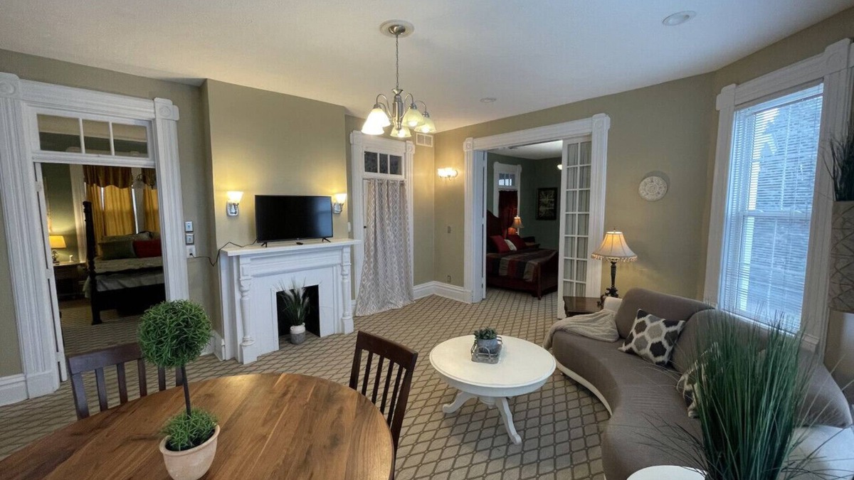 Marietta Condo | Charming 2-Bedroom Apartment Near Historic Downtown Marietta