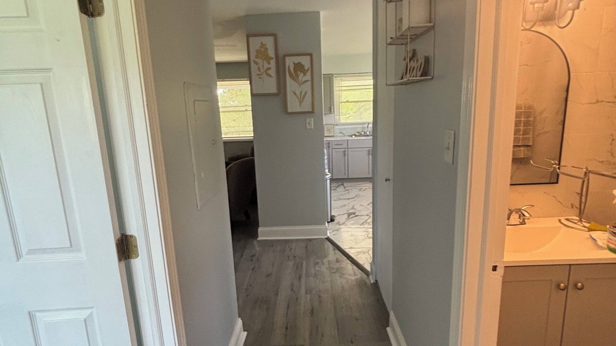Matteson Apartment | Charming 2-bedroom apartment in marvelous Matteson with AC, WiFi l