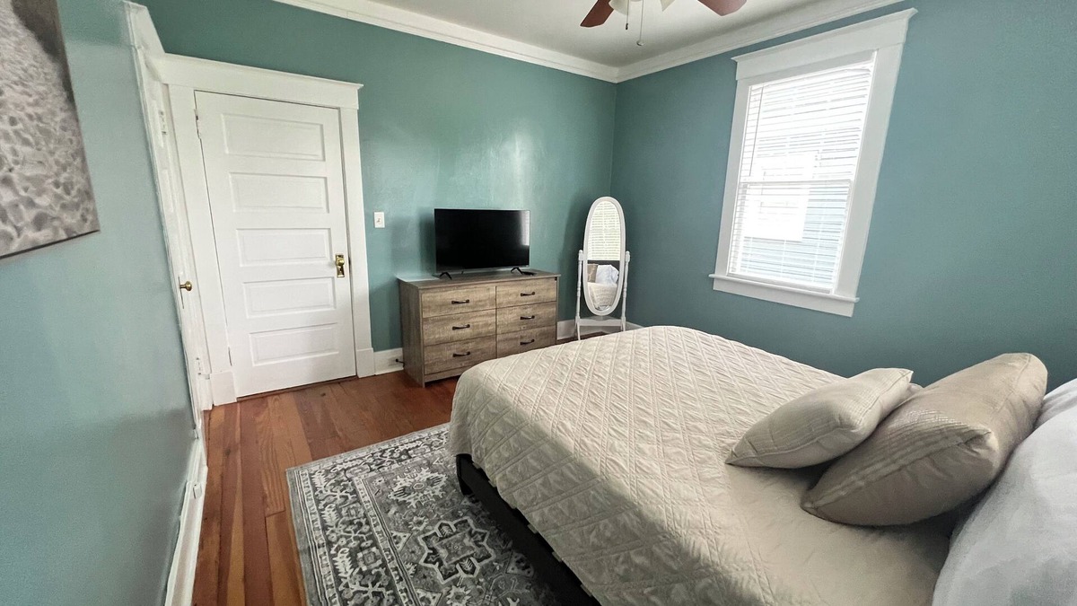 Midtown Apartment | Charming 2-bedroom apartment in Savannah with AC, WiFi