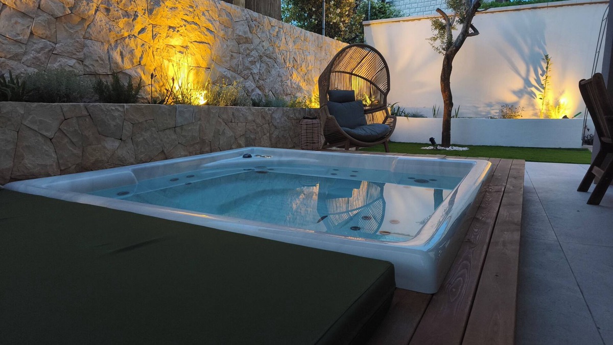 Njivice Apartment | Charming 2-bedroom apartment with garden And jacuzzi
