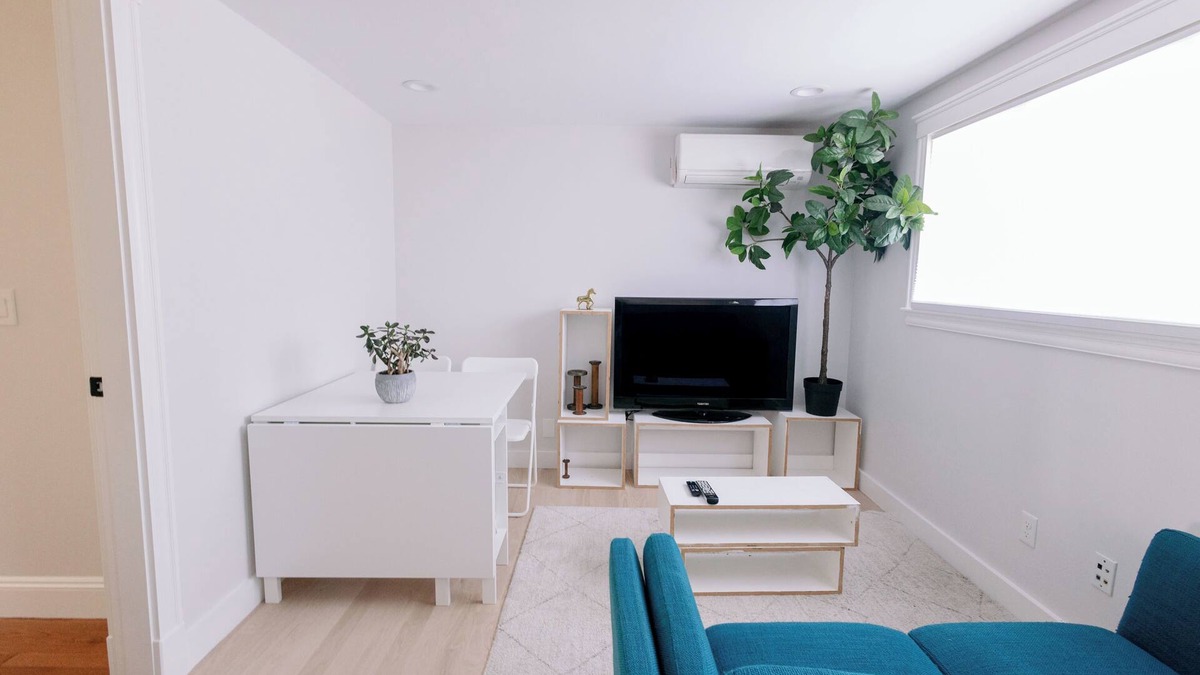 Beverly Apartment | Charming 2-bedroom apartment in beautiful Beverly with AC