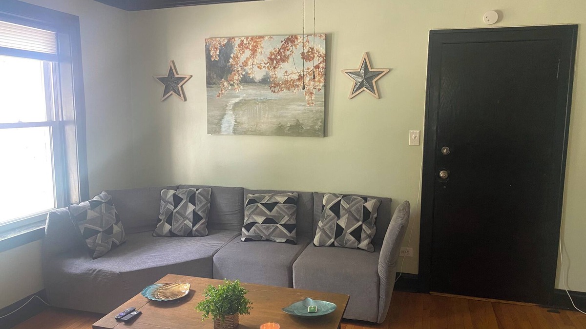 Gage Park Apartment | Charming 2-bedroom apartment in awesome Chicago with WiFi, AC