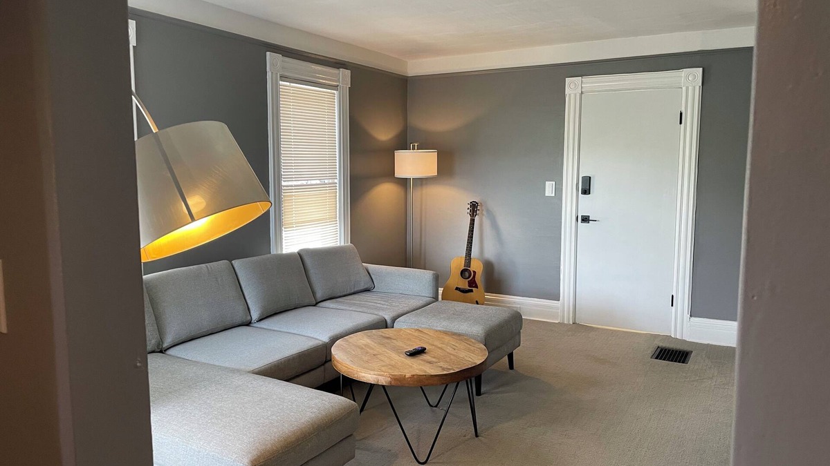 Gaffer District Apartment | Charming 2-bedroom apartment with WiFi, AC in enchanting Corning