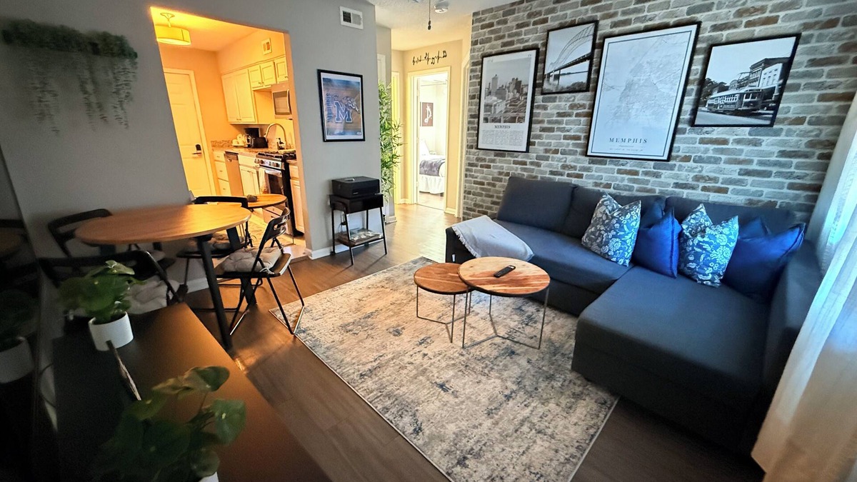 Uptown Apartment | Charming 2-bedroom apartment in delightful Memphis with WiFi, AC