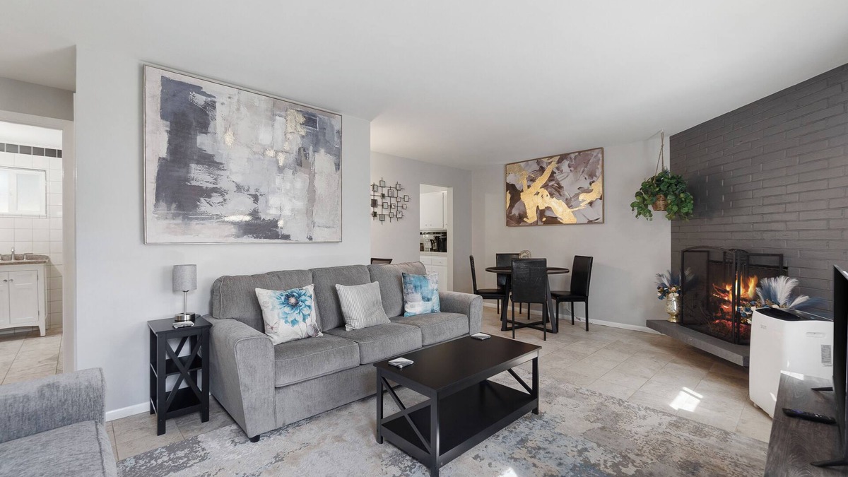 South Westside Apartment | Charming 2-bedroom apartment with WiFi, AC in Olympia