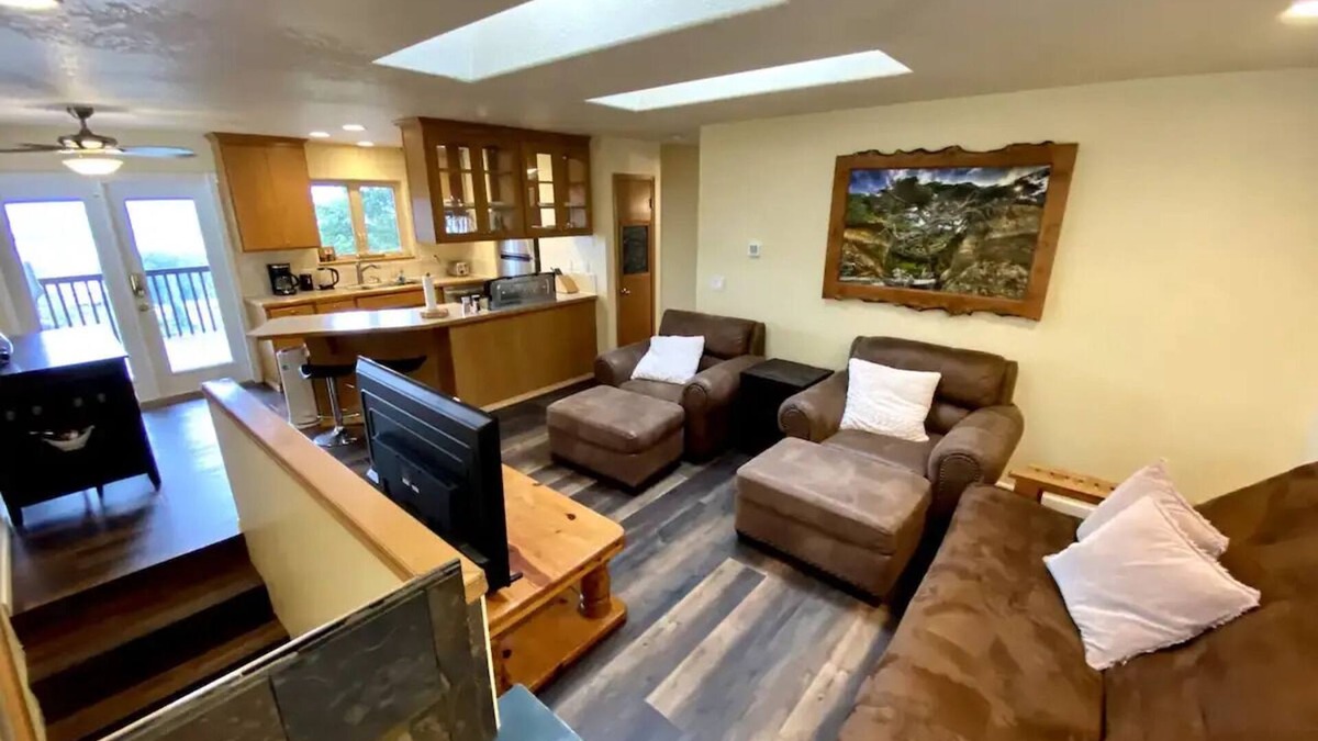 Carrolls Apartment | Charming 2-bedroom apartment with AC in Rainier