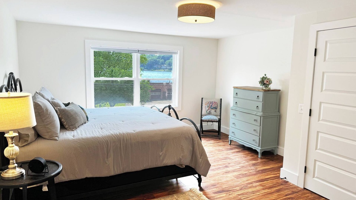 Winchester Apartment | Charming 2-bedroom apartment with AC, WiFi LAKE VIEWS!