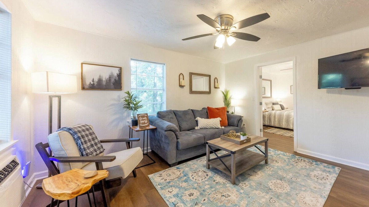 Benton Apartment | Charming 2-bedroom apartment with AC, WiFi in Benton