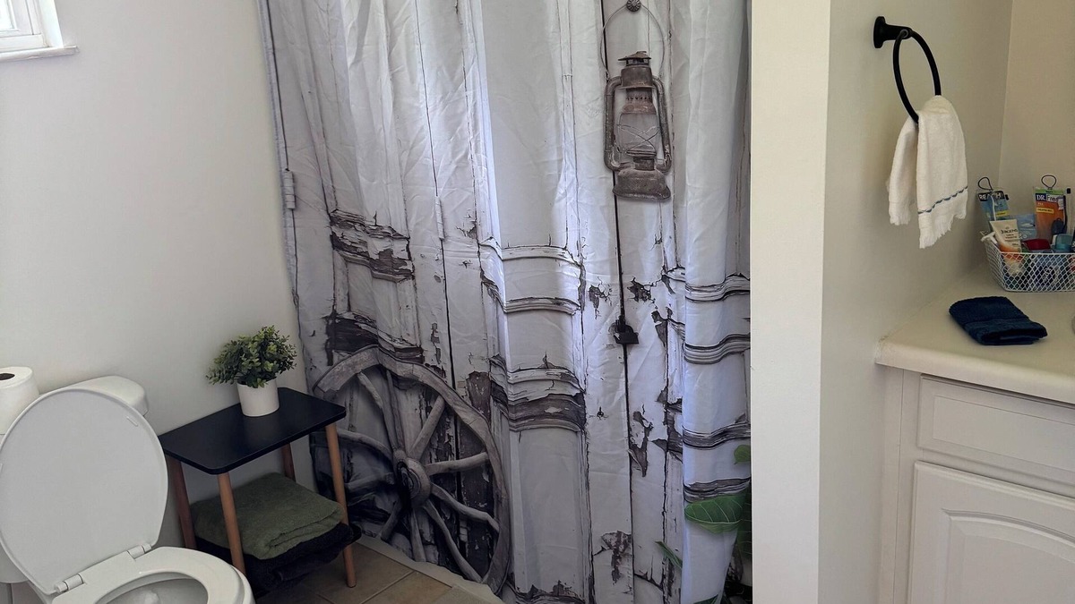 West City Apartment | Charming 2-bedroom apartment with AC, WiFi in tranquil Benton