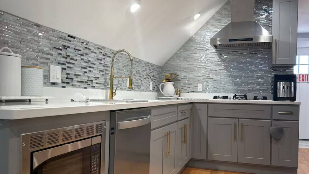 St. Marks Apartment | Charming 2-bedroom apartment with AC, WiFi in marvelous Boston, close downtown