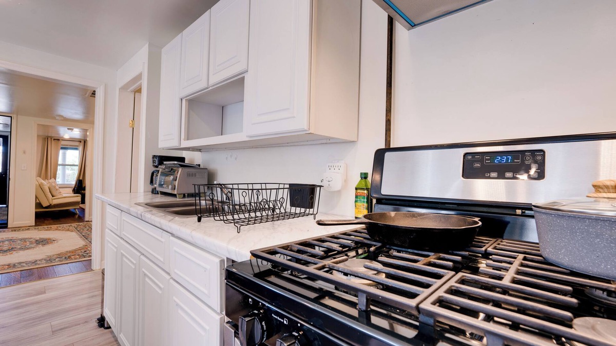 Utica Apartment | Charming 2-bedroom apartment with AC, WiFi in fantastic Utica
