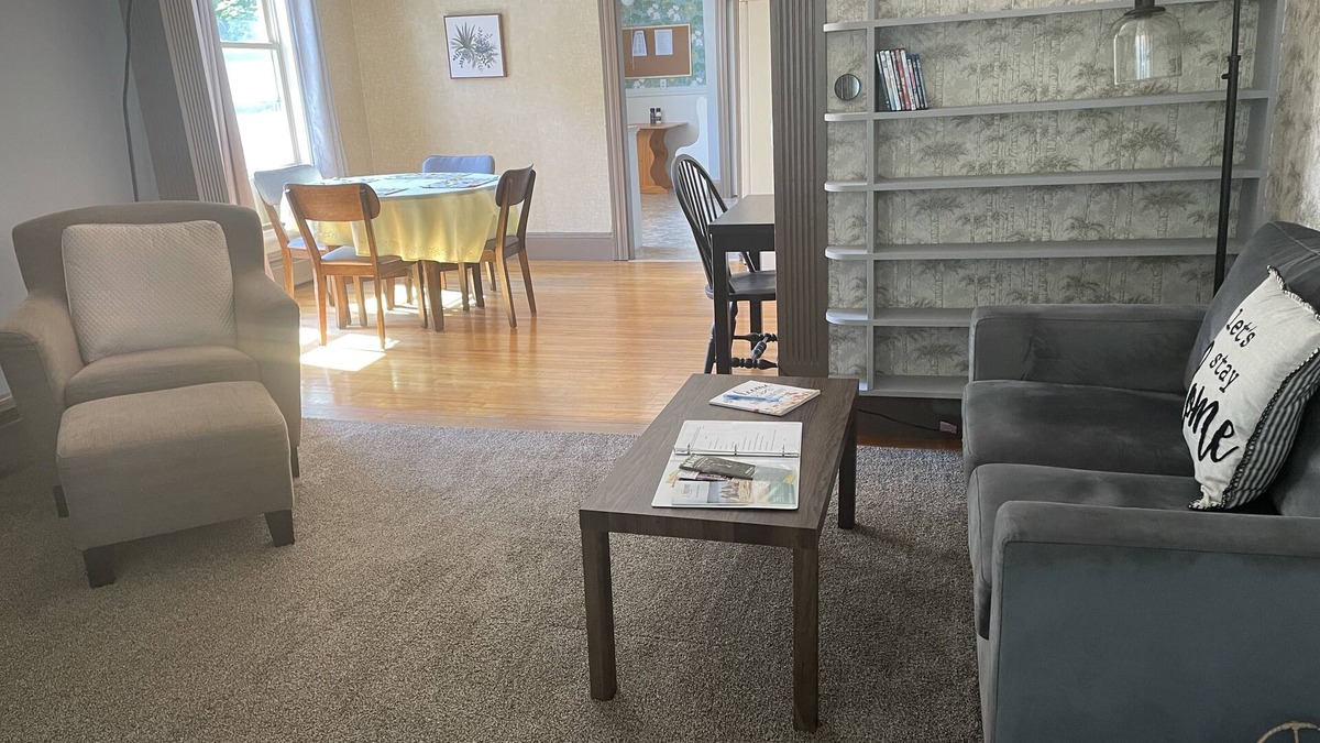 Auburn Apartment | Charming 2 bedroom apt in quiet neighborhood