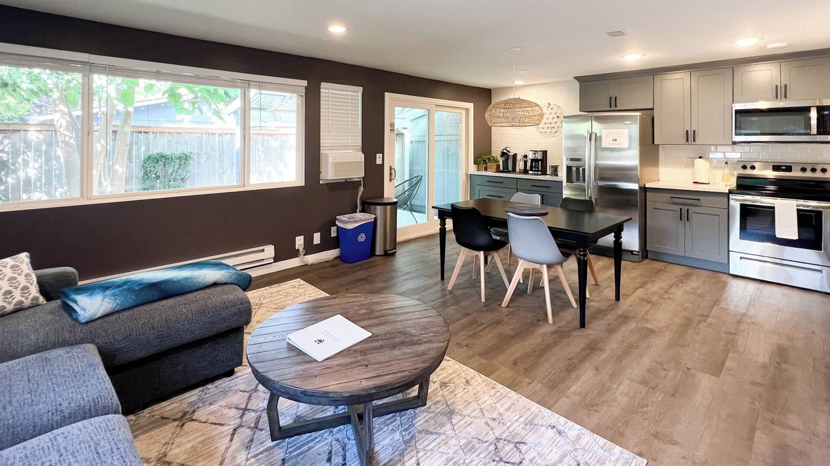 Olde Town House | Charming 2-bedroom at Issaquah Front St