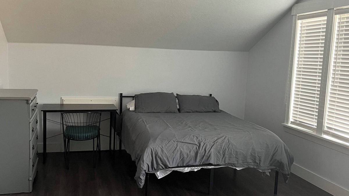 Creswell House | Charming 2-bedroom attached apartment with AC, WiFi in adorable Creswell
